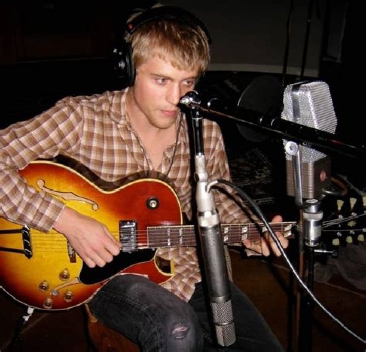Johnny Flynn Height, Weight, Age, Spouse, Family, Facts, Biography ·