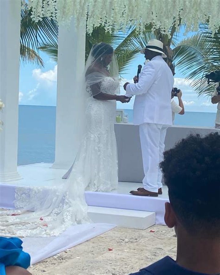 Unveiling The Secrets: Carin Leon's Marital Bliss